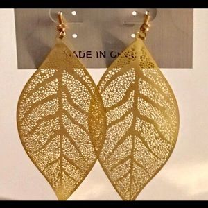 🍂LEAF GOLD TONED EARRINGS